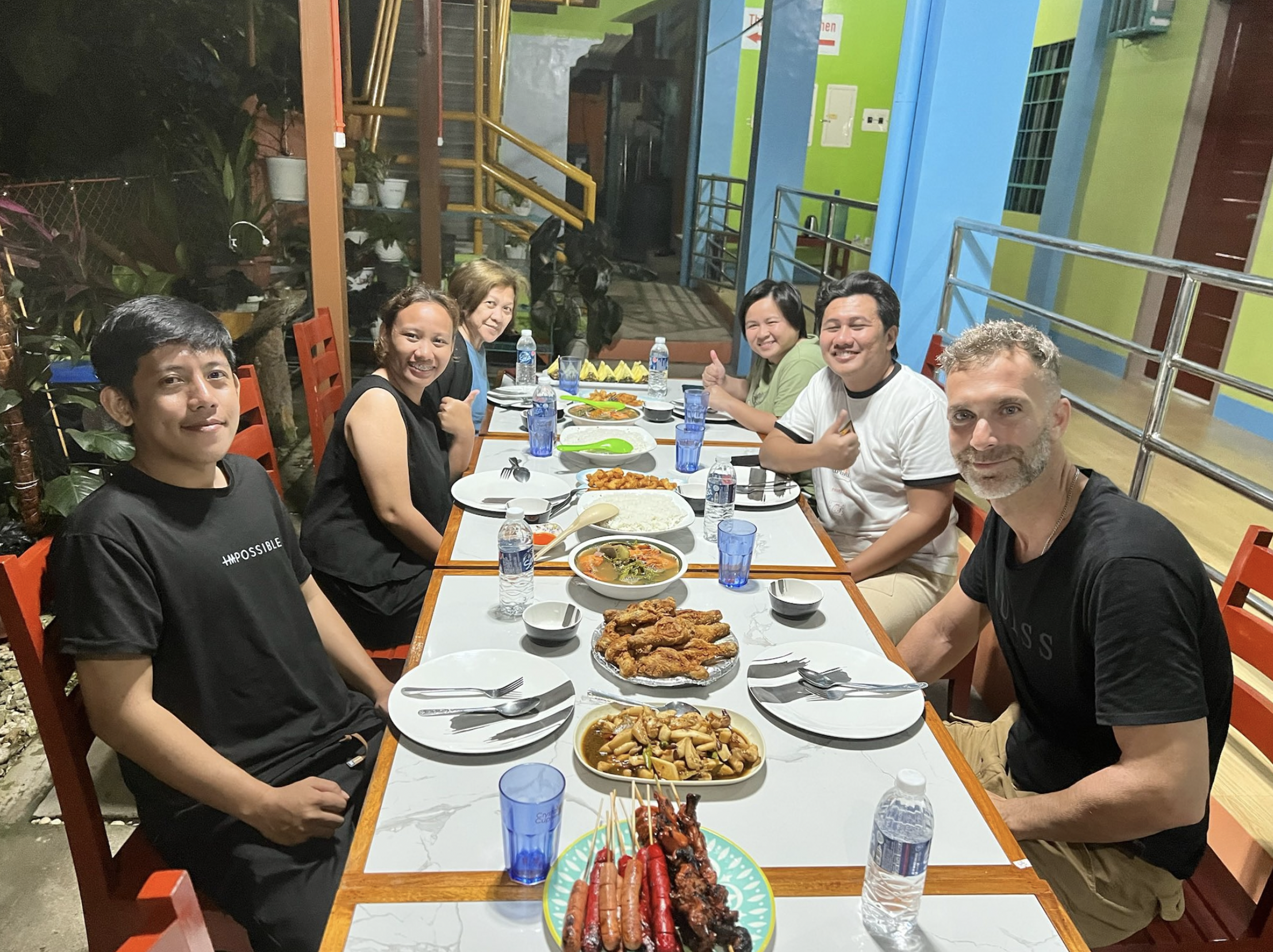 Dîner en groupe avec l'équipe Kina Kuan