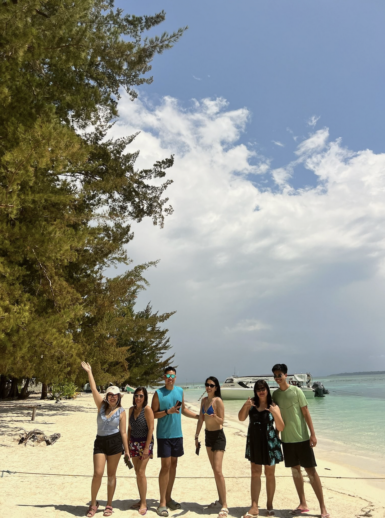 Touristes sur la plage avec bateau